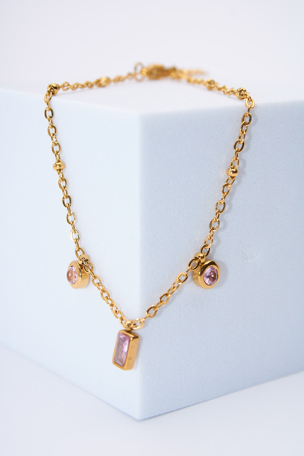 Pulsera con charms de cristal rosa — baño dorado