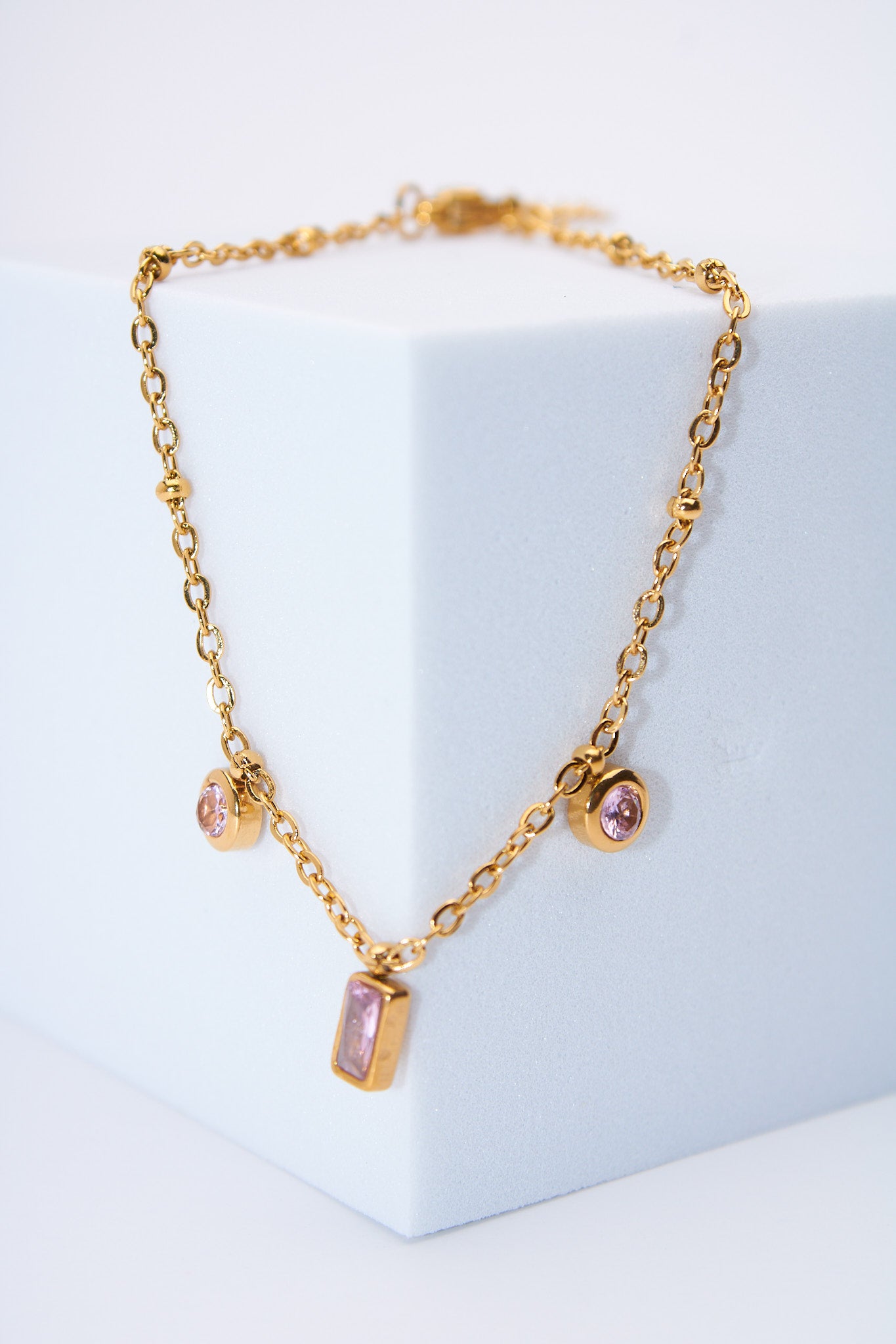 Pulsera con charms de cristal rosa — baño dorado