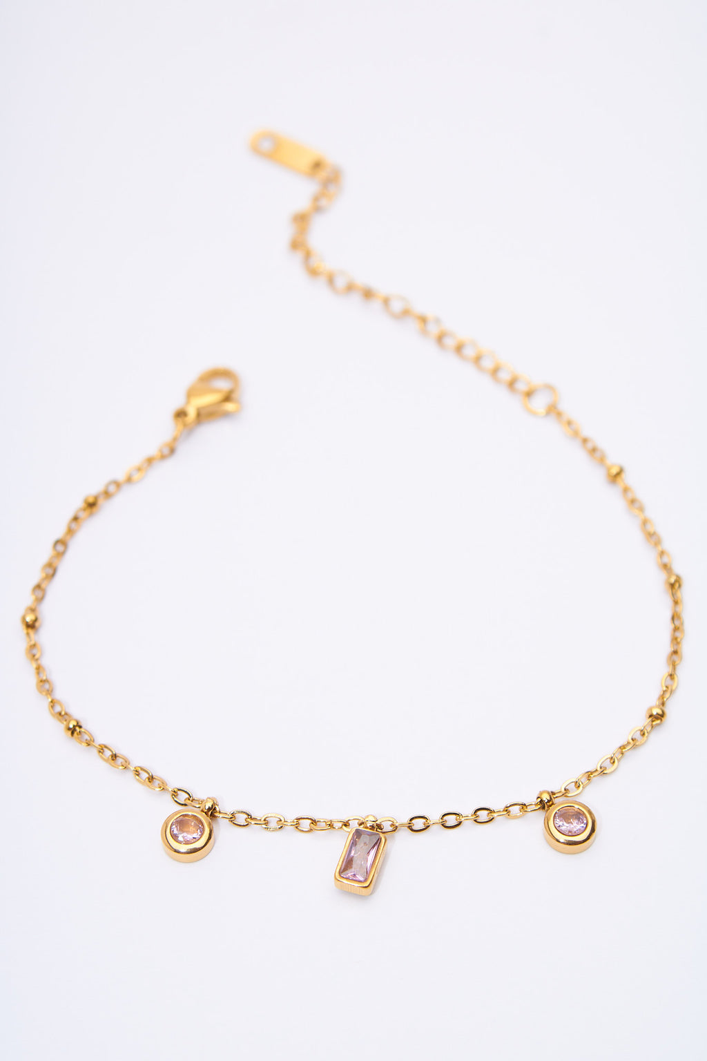 Pulsera con charms de cristal rosa — baño dorado