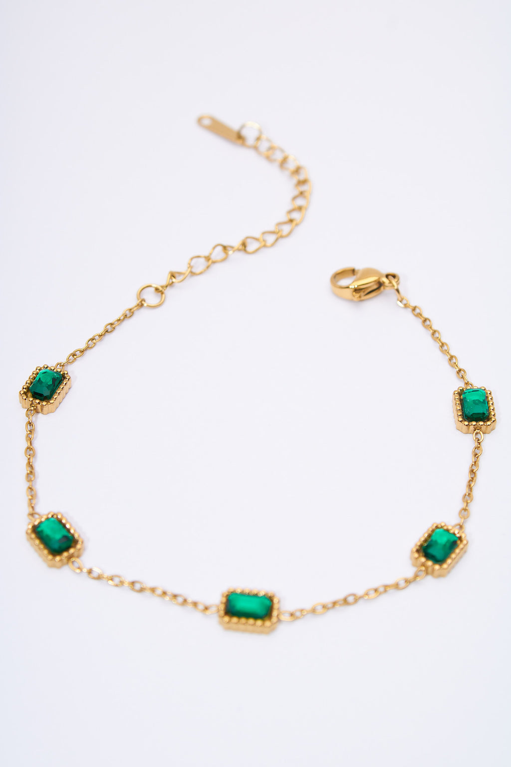 Pulsera con cristales verdes rectangulares — baño dorado