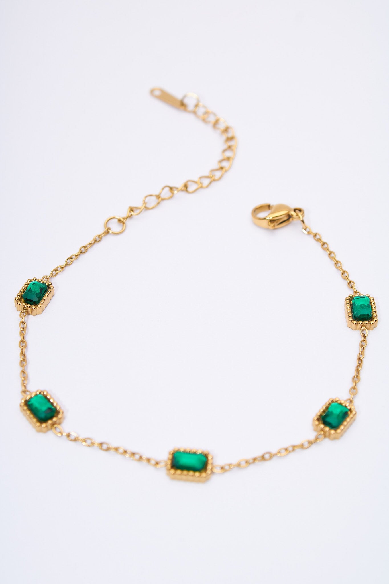 Pulsera con cristales verdes rectangulares — baño dorado