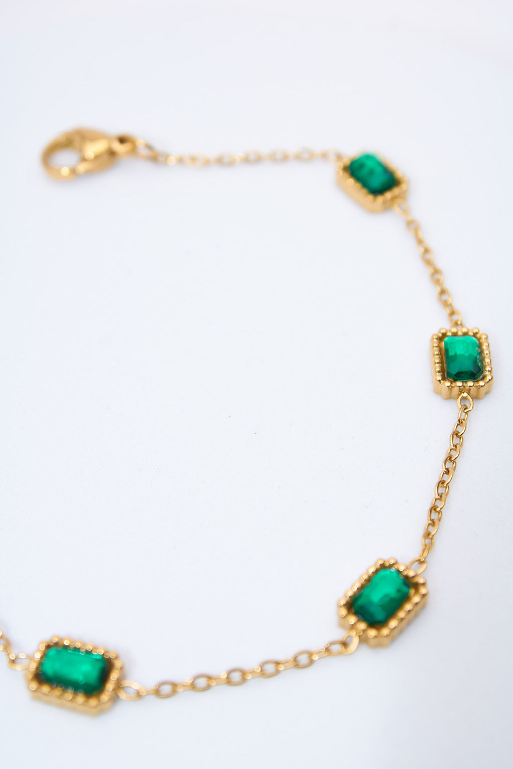 Pulsera con cristales verdes rectangulares — baño dorado