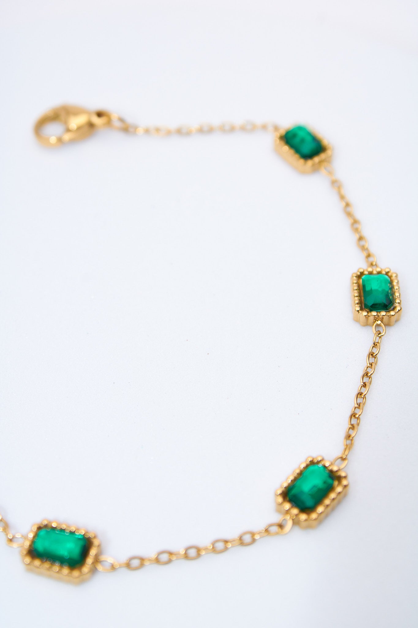 Pulsera con cristales verdes rectangulares — baño dorado