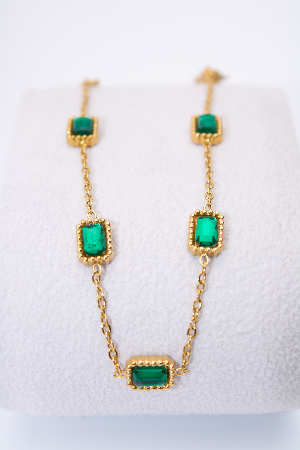 Pulsera con cristales verdes rectangulares — baño dorado