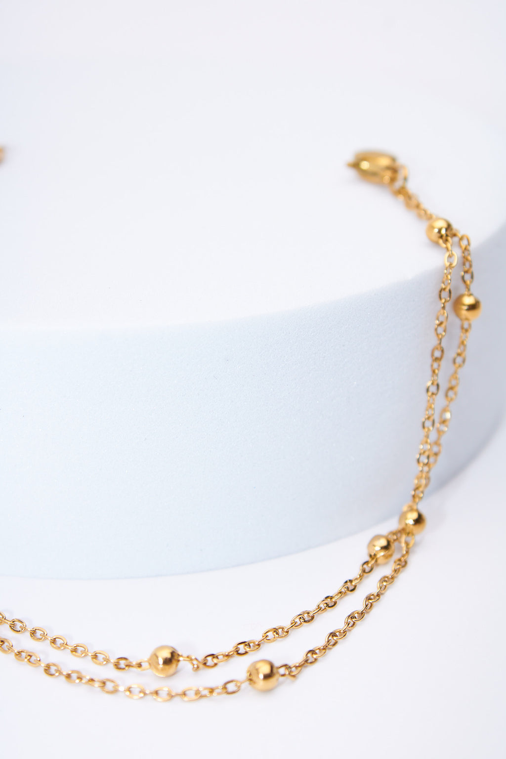 Pulsera doble capa con bolitas móviles — baño dorado