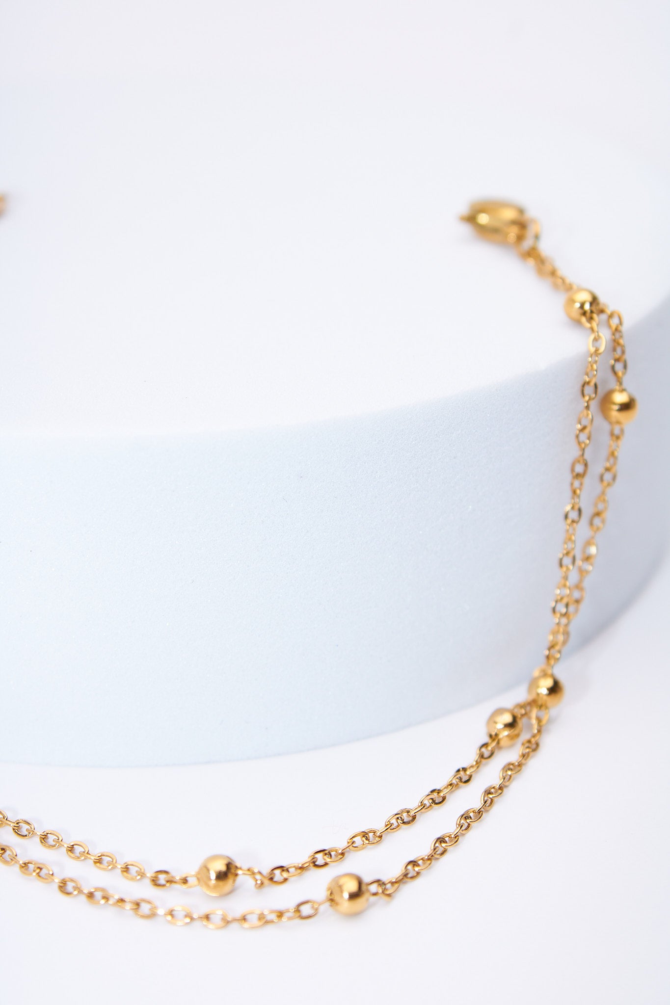 Pulsera doble capa con bolitas móviles — baño dorado