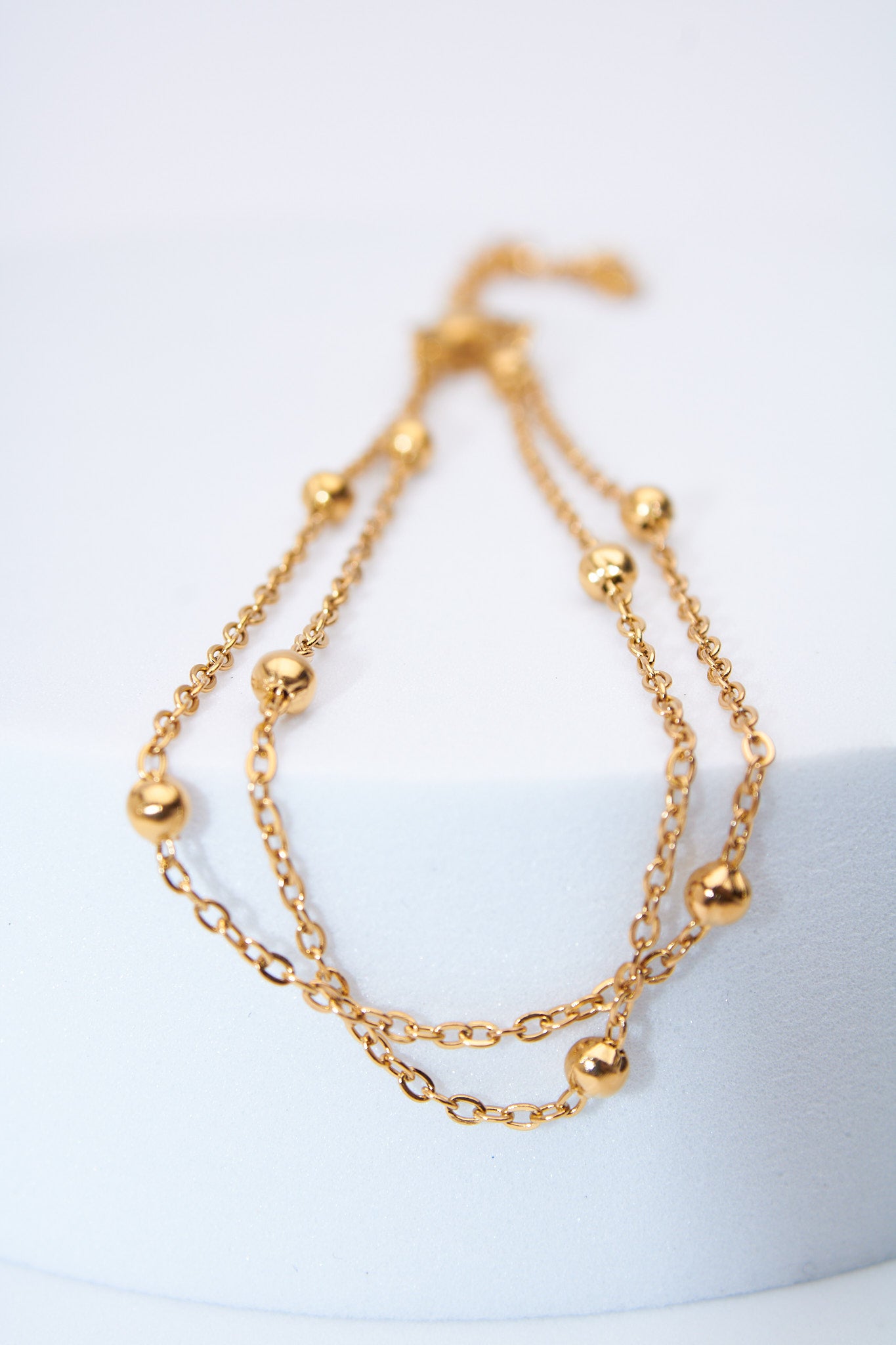 Pulsera doble capa con bolitas móviles — baño dorado