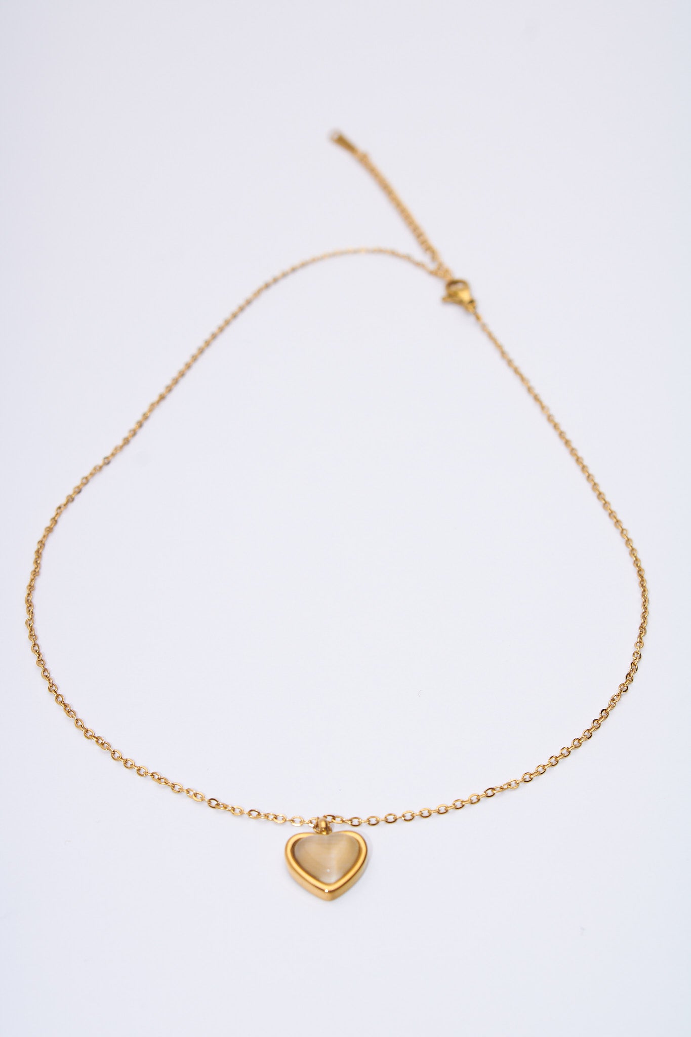 Collar corazón con cabujón nacarado — baño dorado