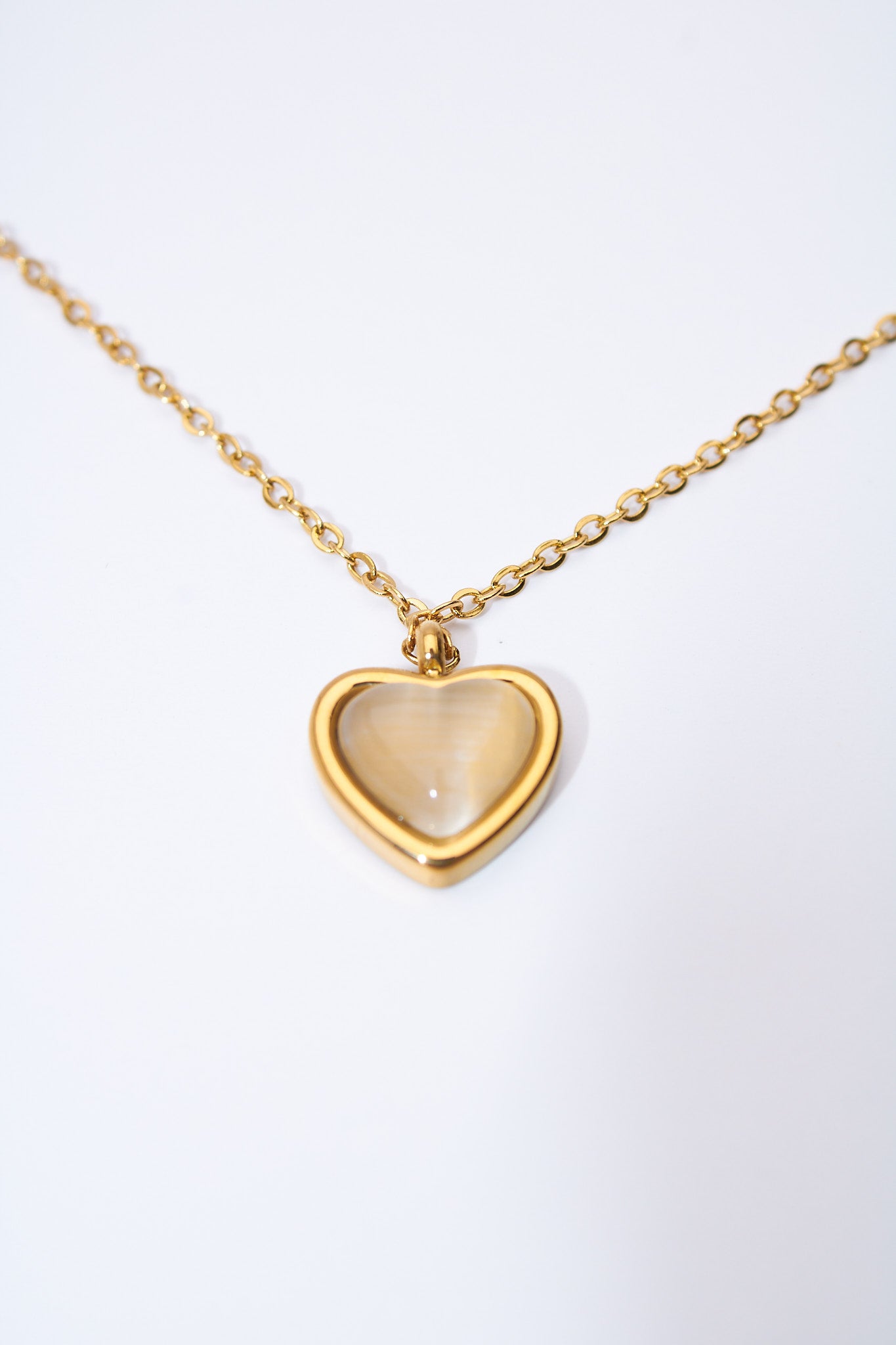 Collar corazón con cabujón nacarado — baño dorado