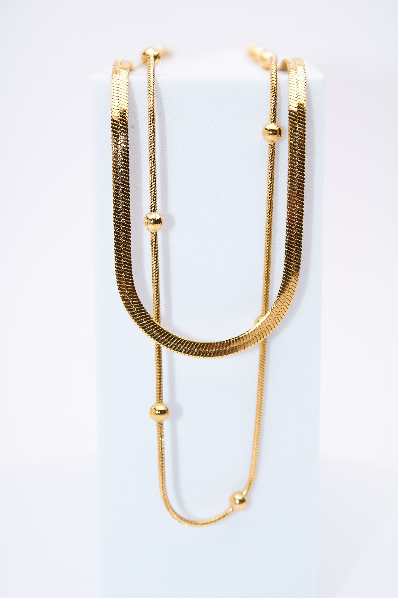 Collar doble capa — cadena plana + cadena con bolitas móviles, baño dorado