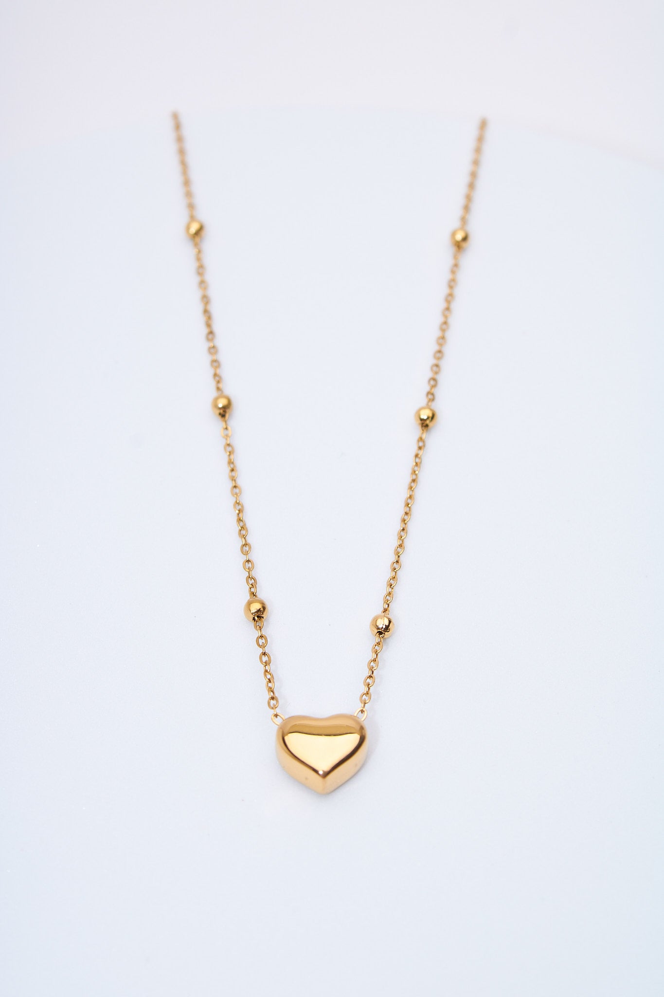 Collar corazón sólido dorado — cadena con bolitas