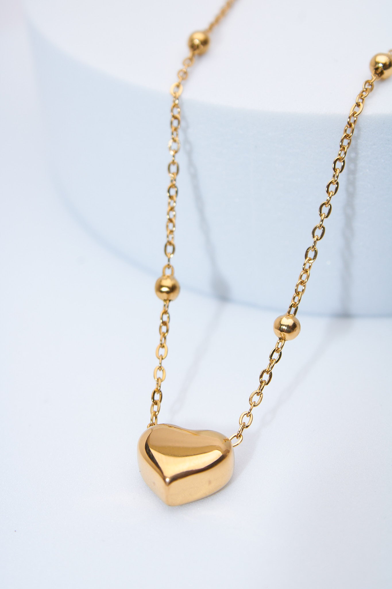 Collar corazón sólido dorado — cadena con bolitas