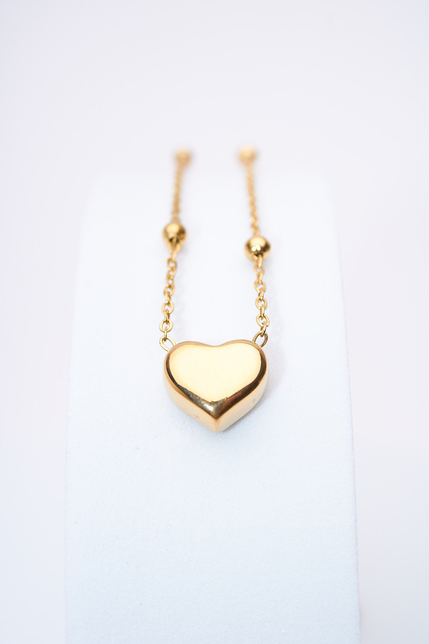 Collar corazón sólido dorado — cadena con bolitas