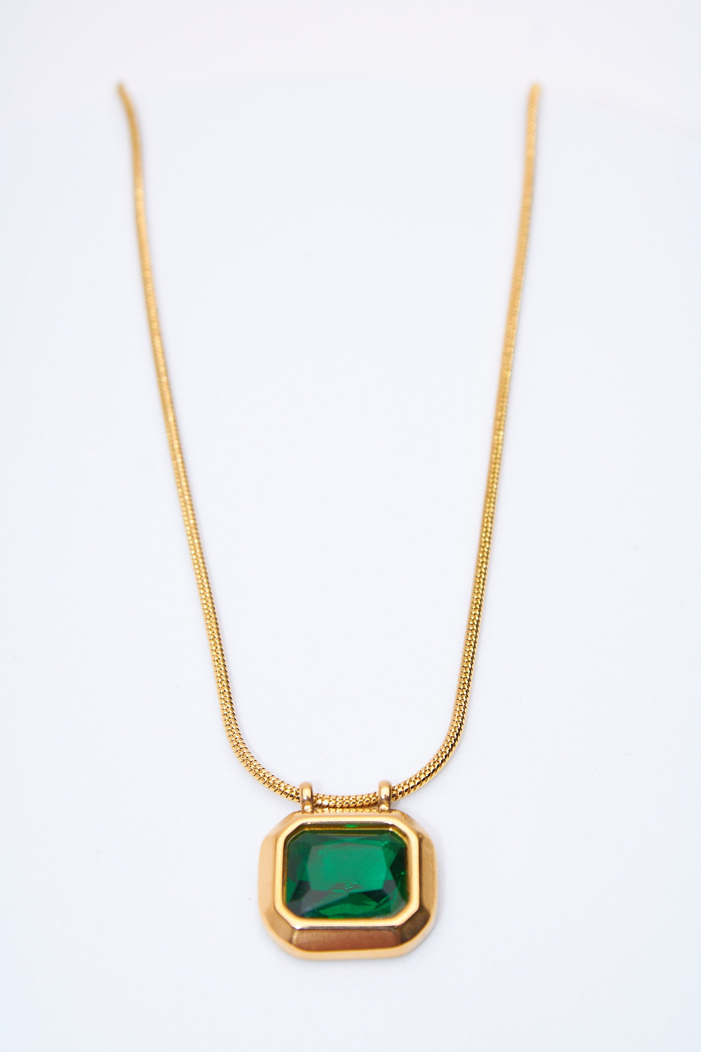 Collar con colgante gema esmeralda cuadrada — baño dorado