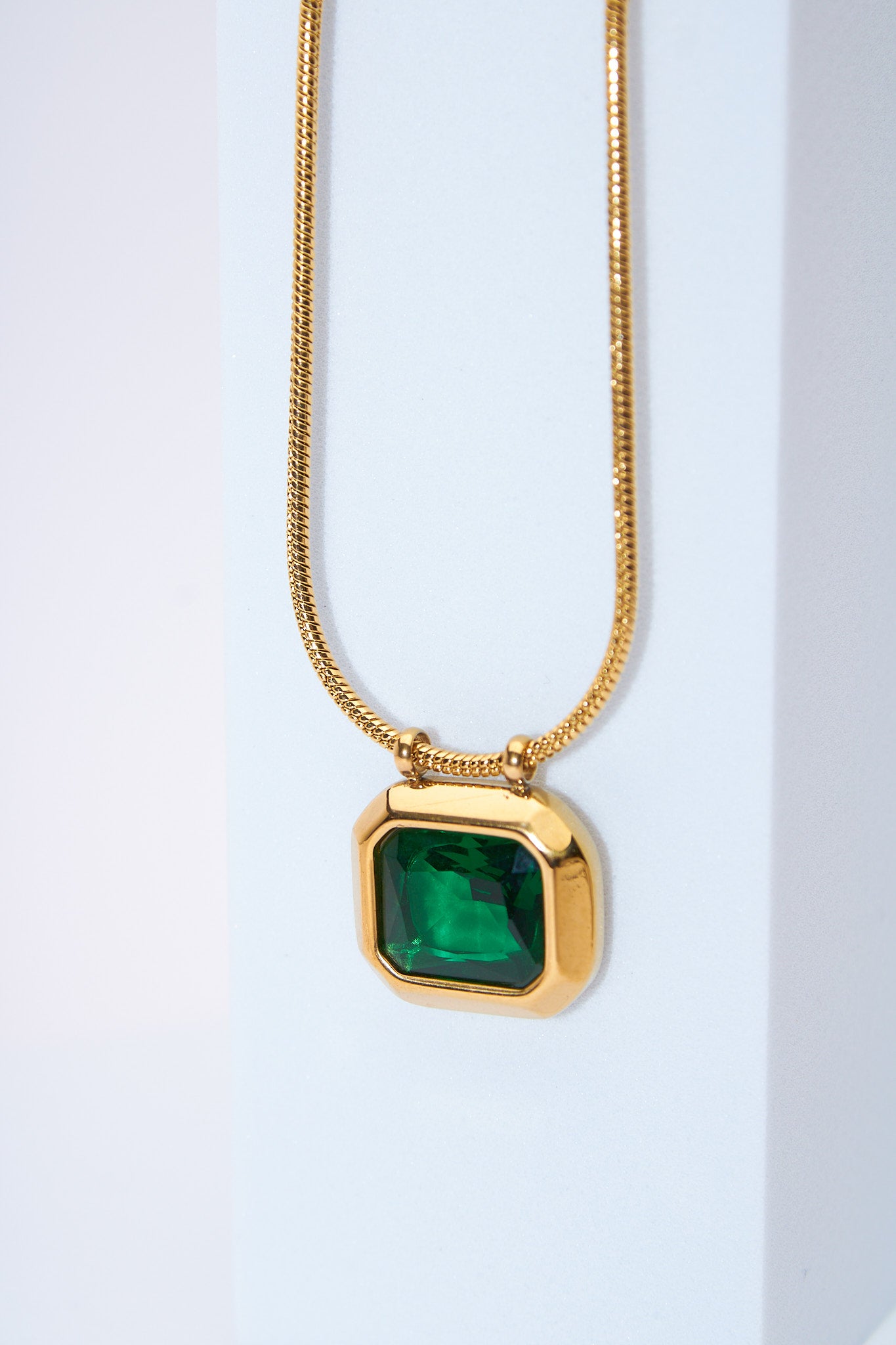 Collar con colgante gema esmeralda cuadrada — baño dorado