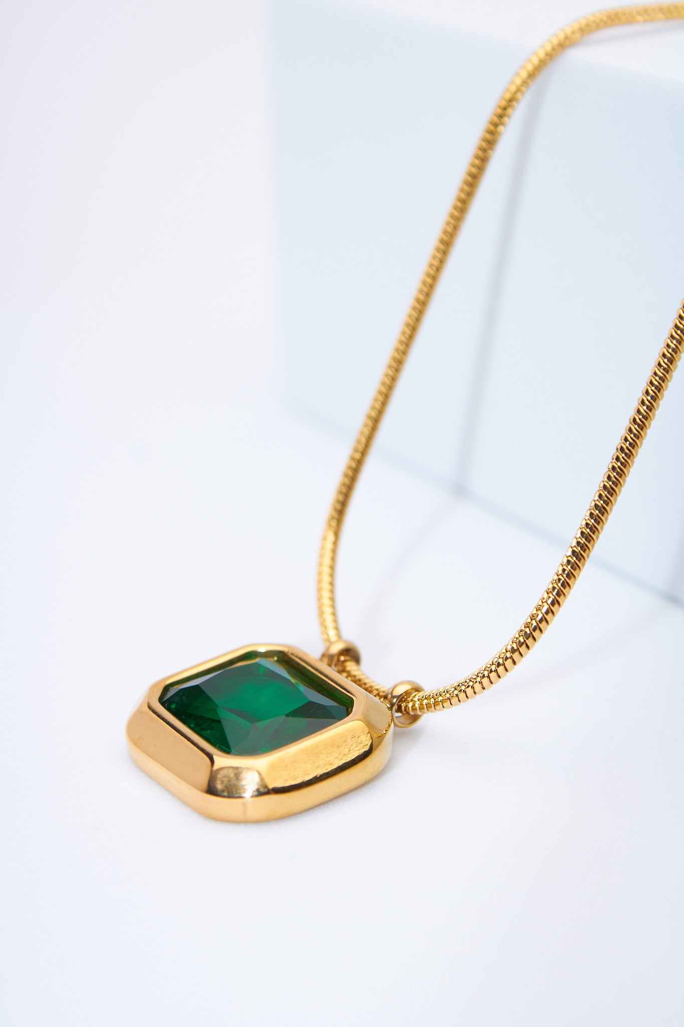 Collar con colgante gema esmeralda cuadrada — baño dorado