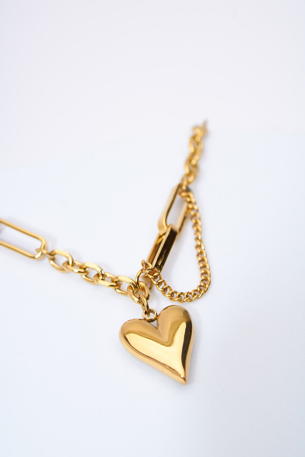 Pulsera eslabón mixto con corazón macizo — baño dorado
