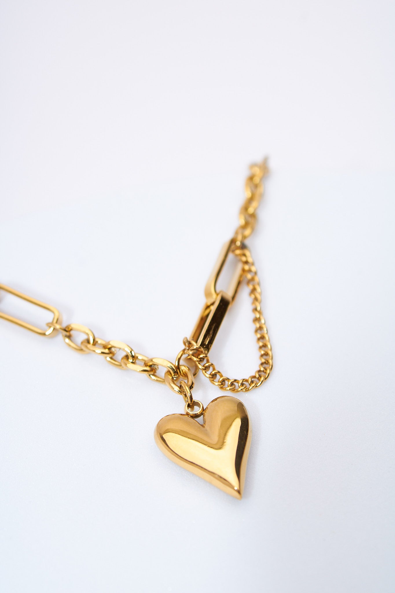Pulsera eslabón mixto con corazón macizo — baño dorado