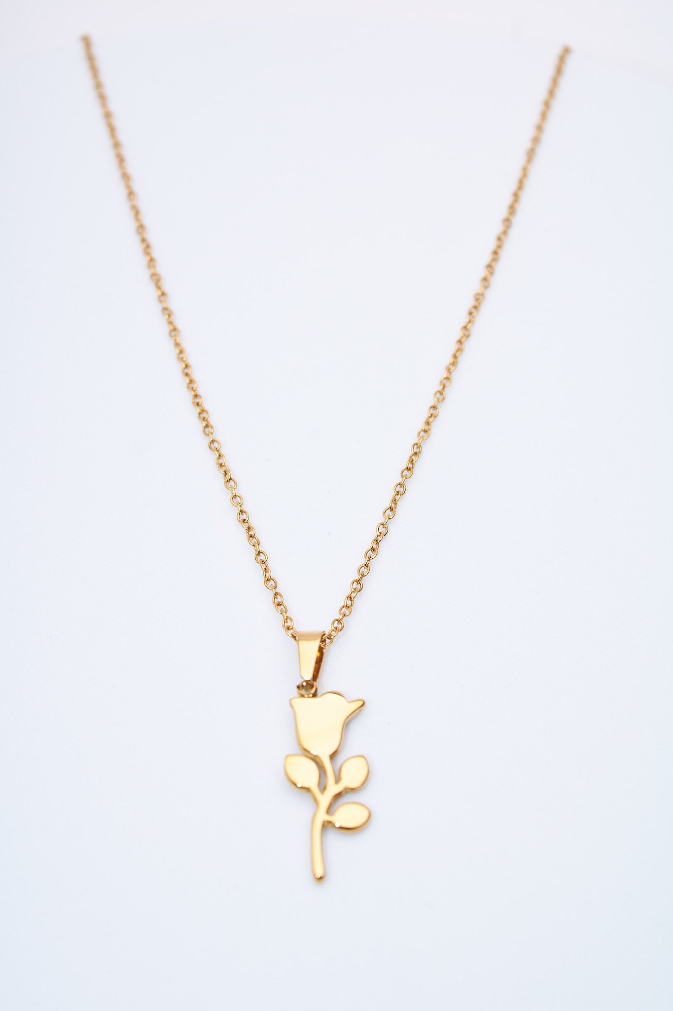 Collar rosa estilizada dorado — baño dorado