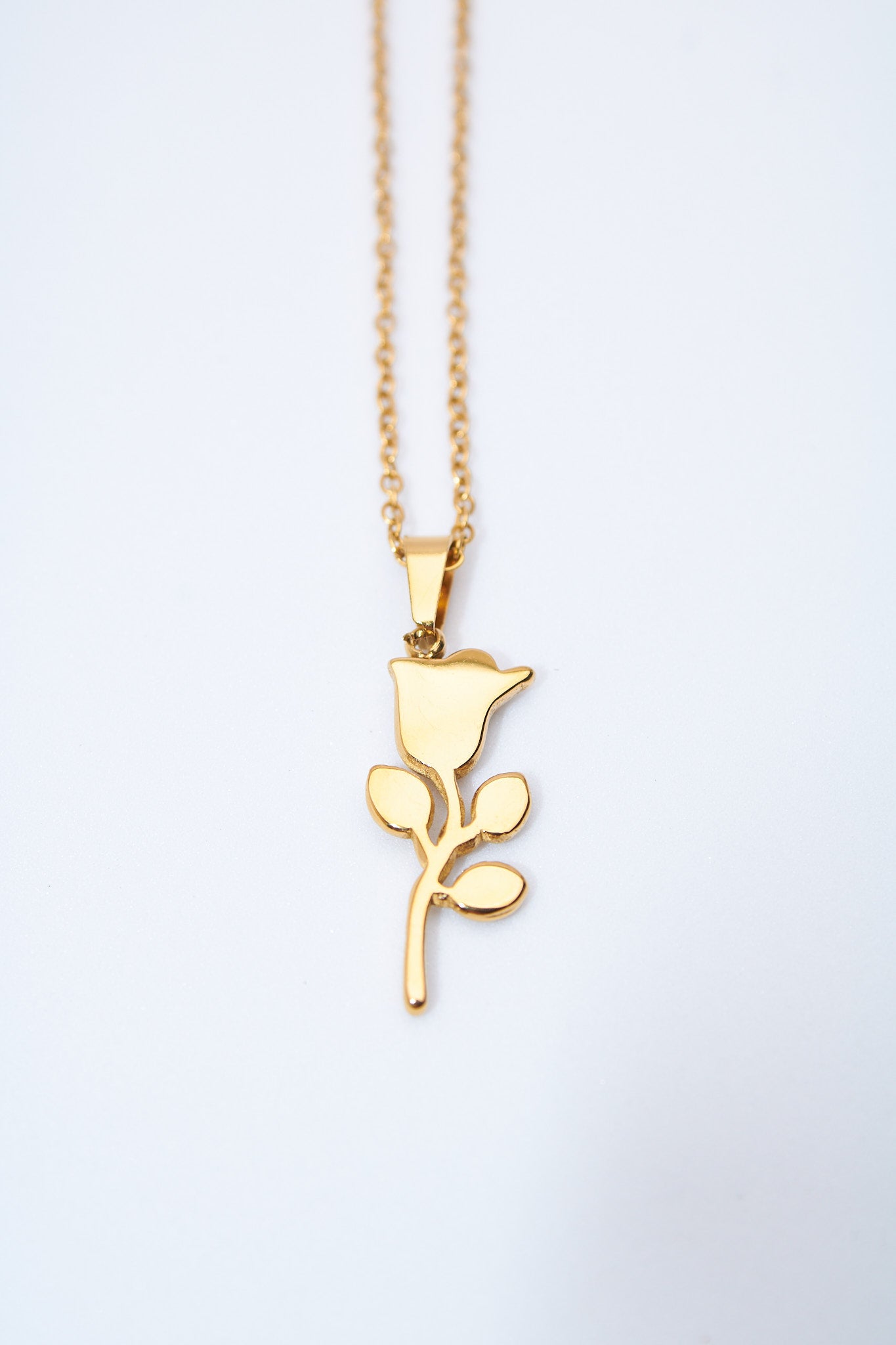 Collar rosa estilizada dorado — baño dorado