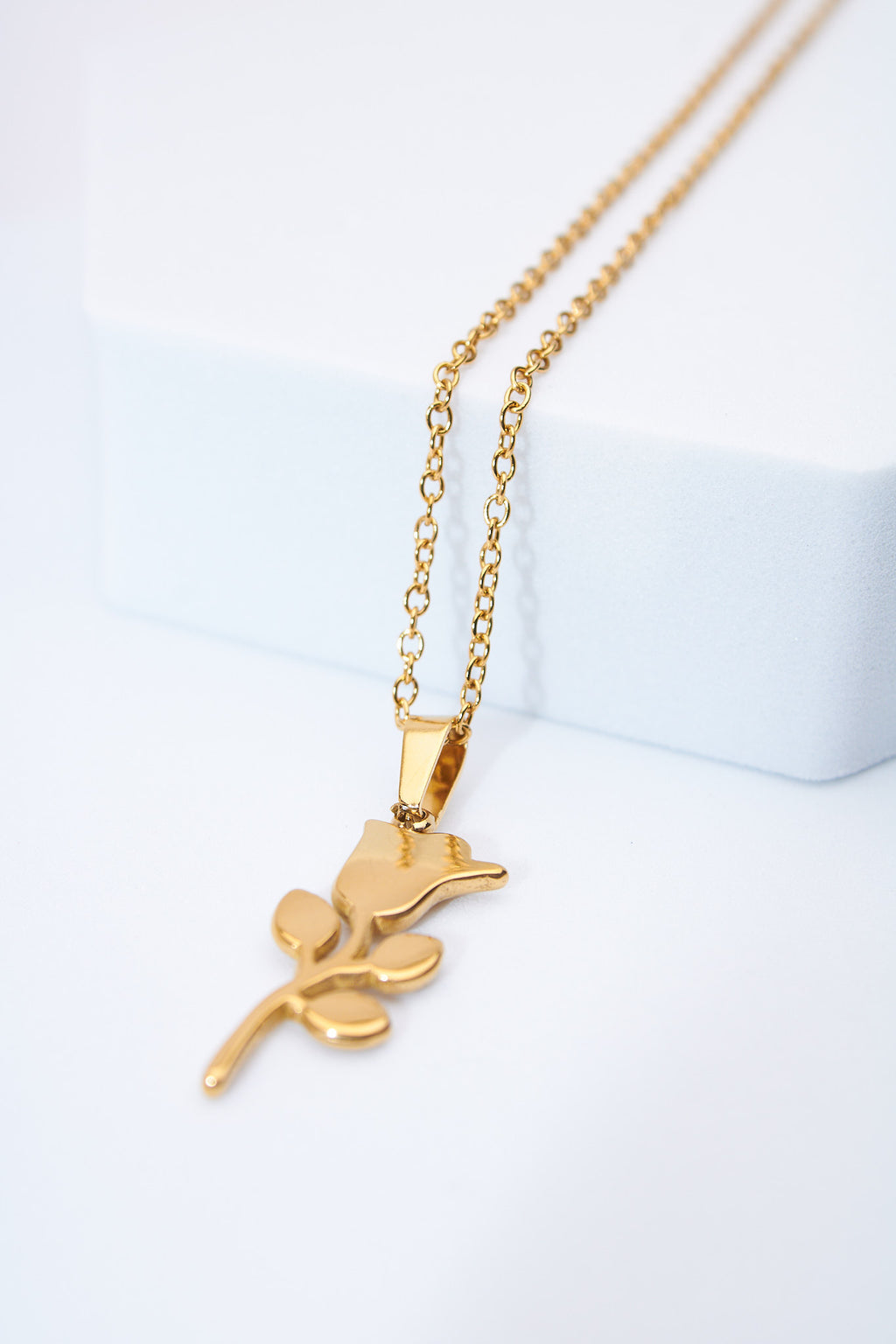 Collar rosa estilizada dorado — baño dorado