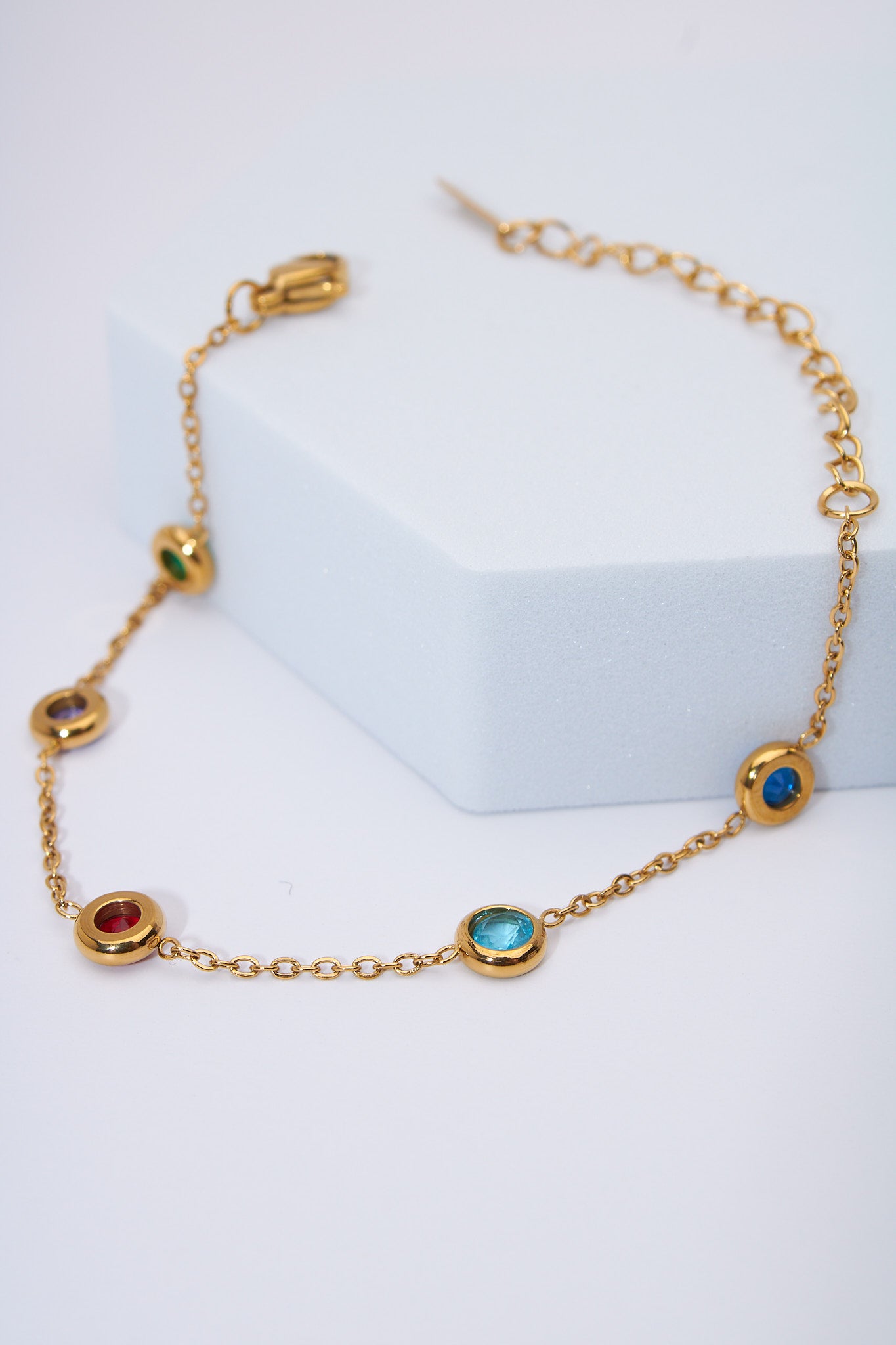 Pulsera con cristales multicolor — baño dorado