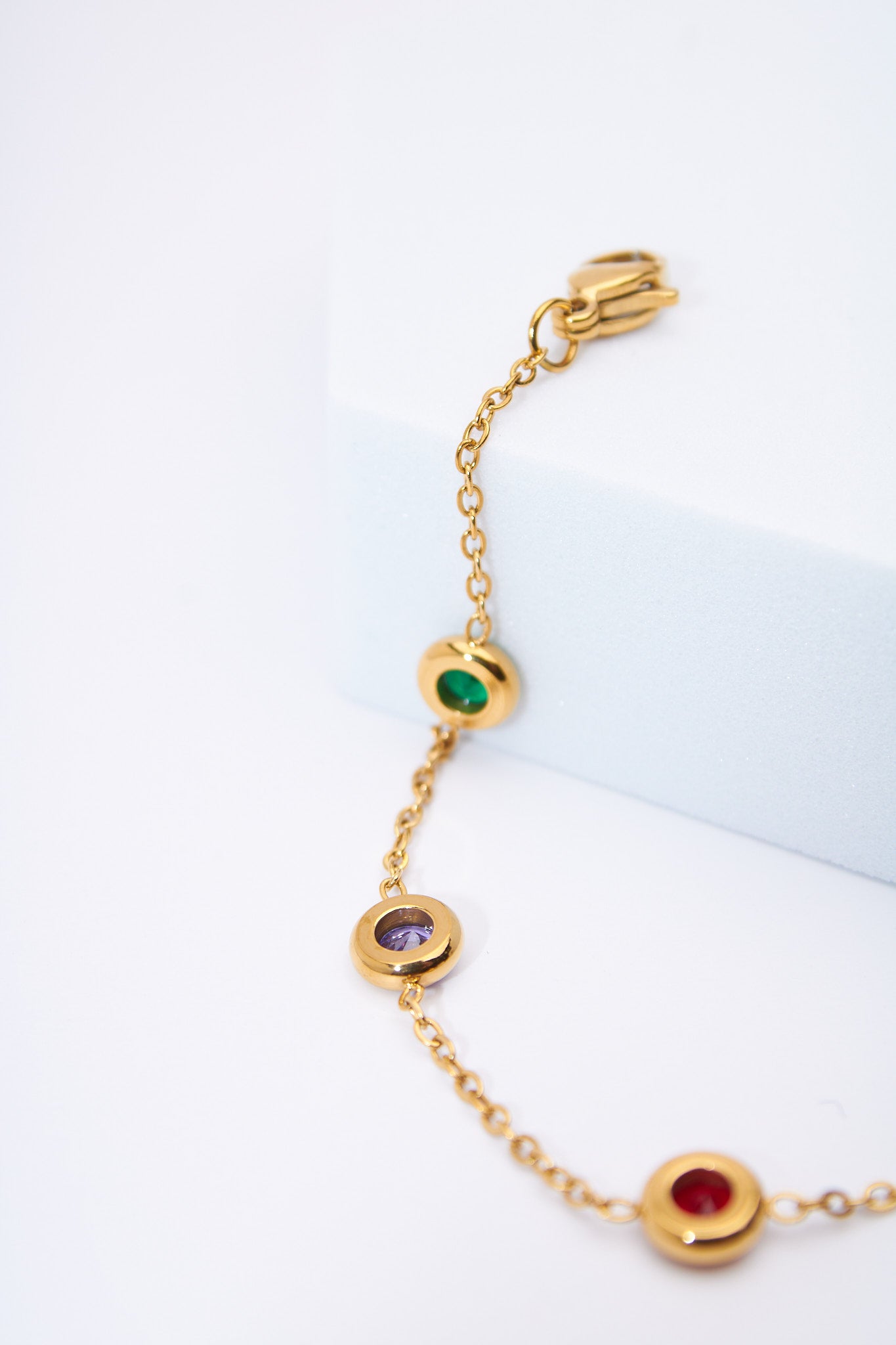 Pulsera con cristales multicolor — baño dorado