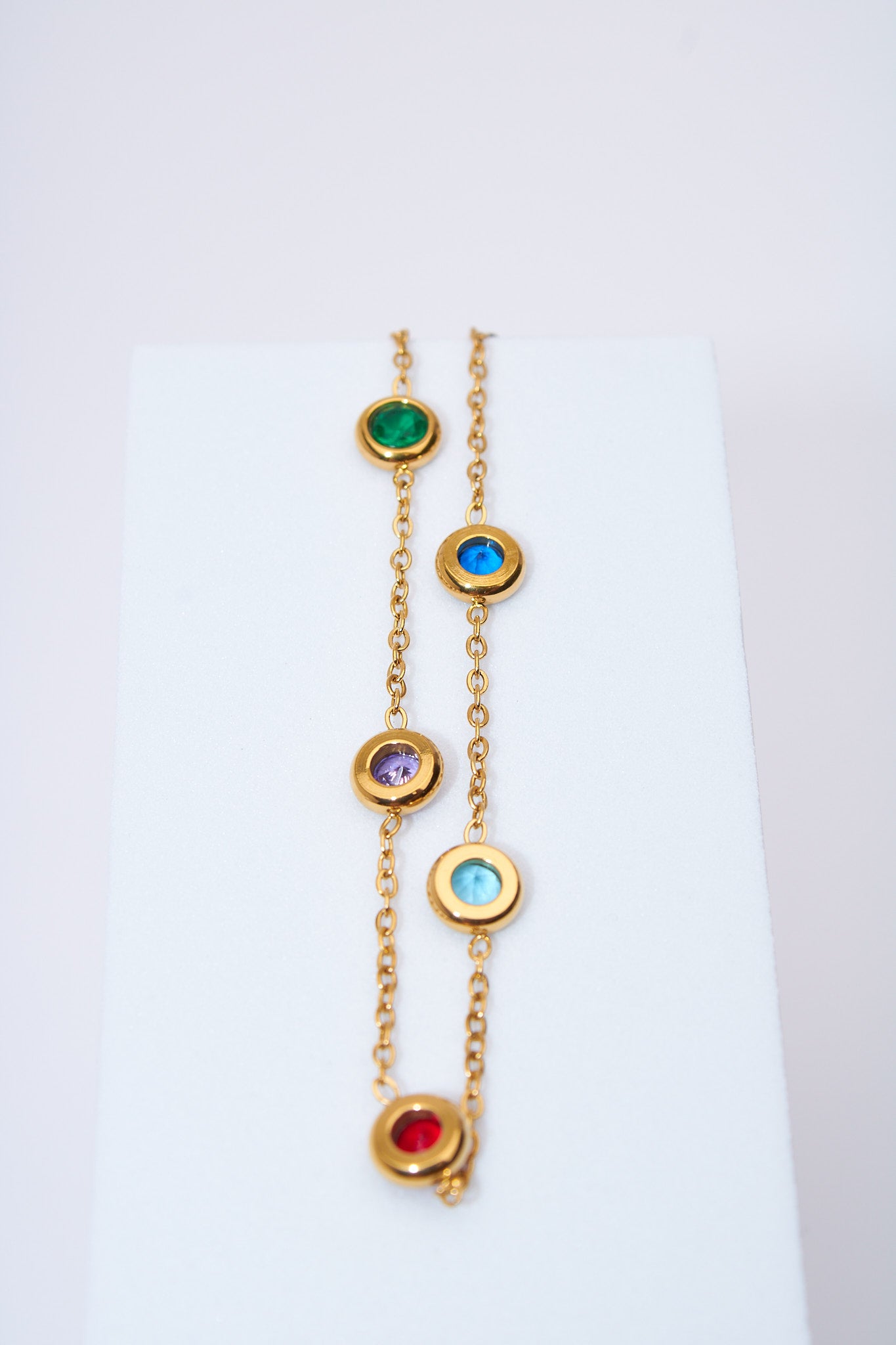 Pulsera con cristales multicolor — baño dorado