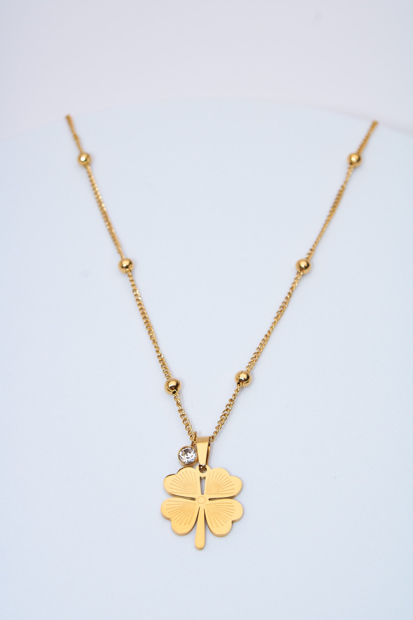 Collar trébol dorado con charm brillante — baño dorado