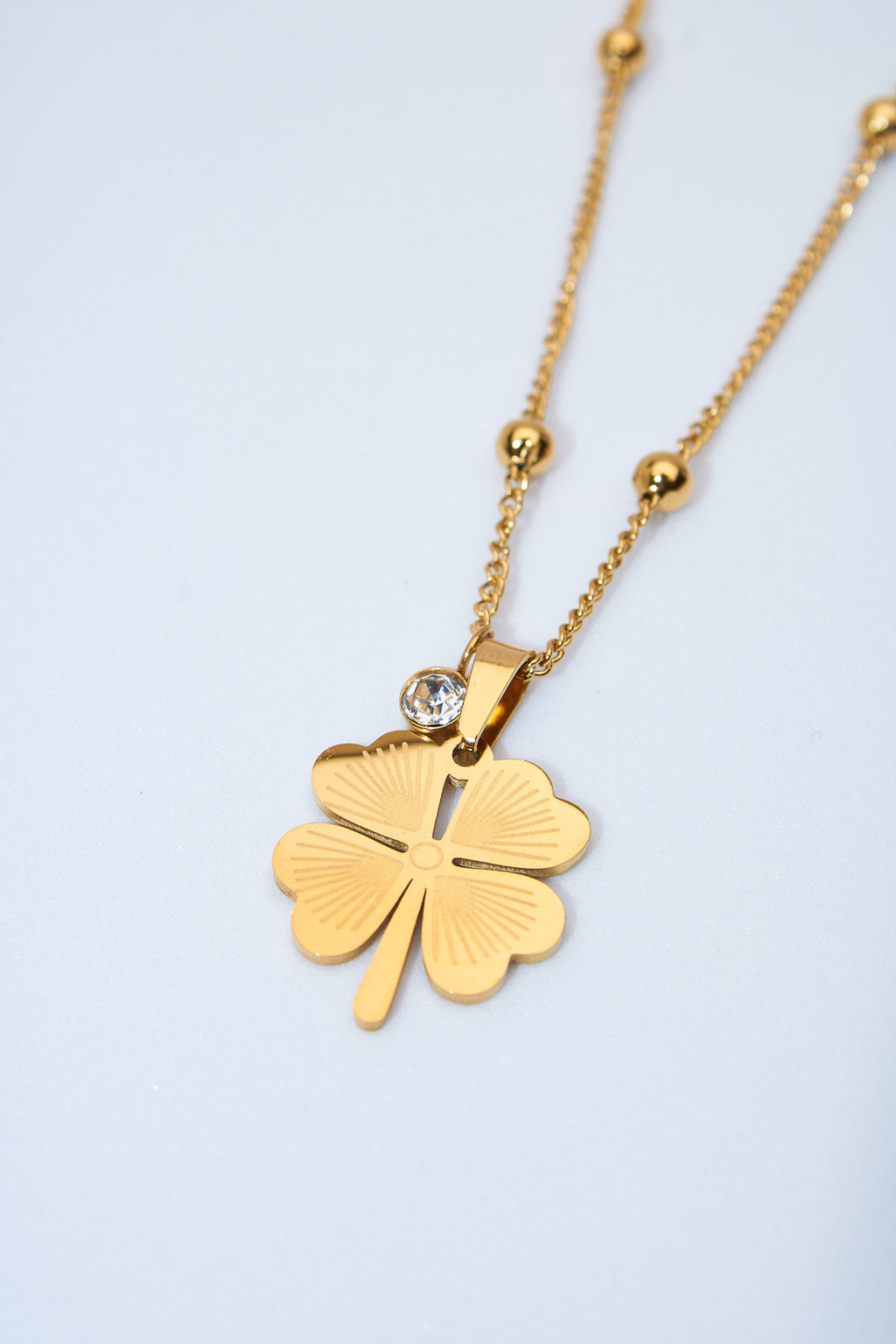 Collar trébol dorado con charm brillante — baño dorado