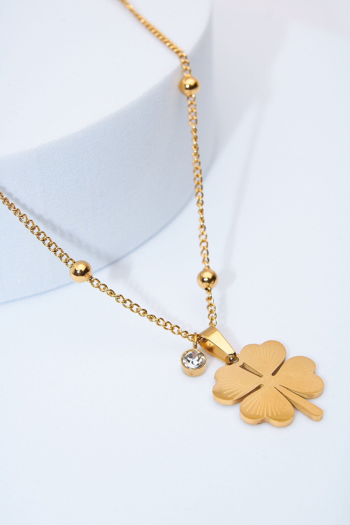 Collar trébol dorado con charm brillante — baño dorado