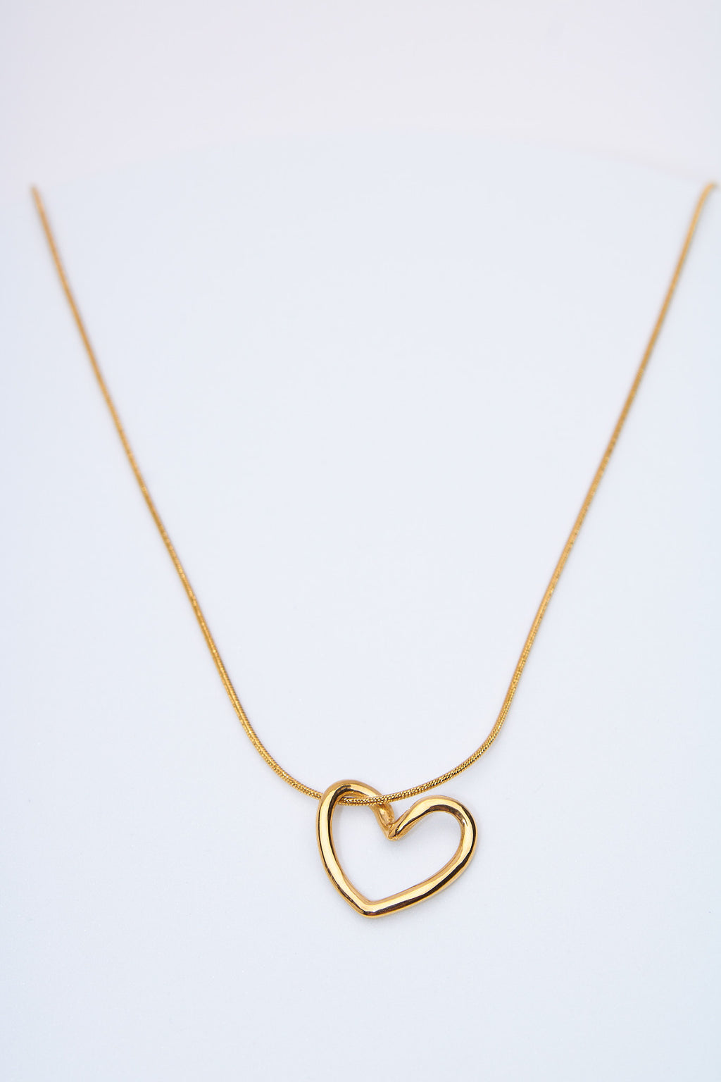 Collar corazón abierto dorado — cadena serpiente