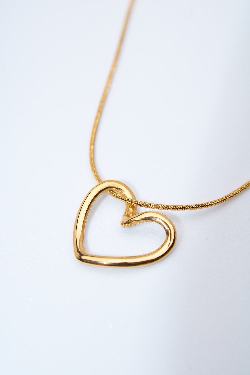 Collar corazón abierto dorado — cadena serpiente