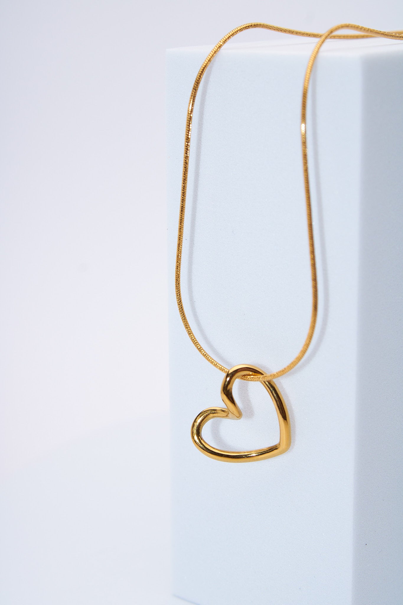Collar corazón abierto dorado — cadena serpiente