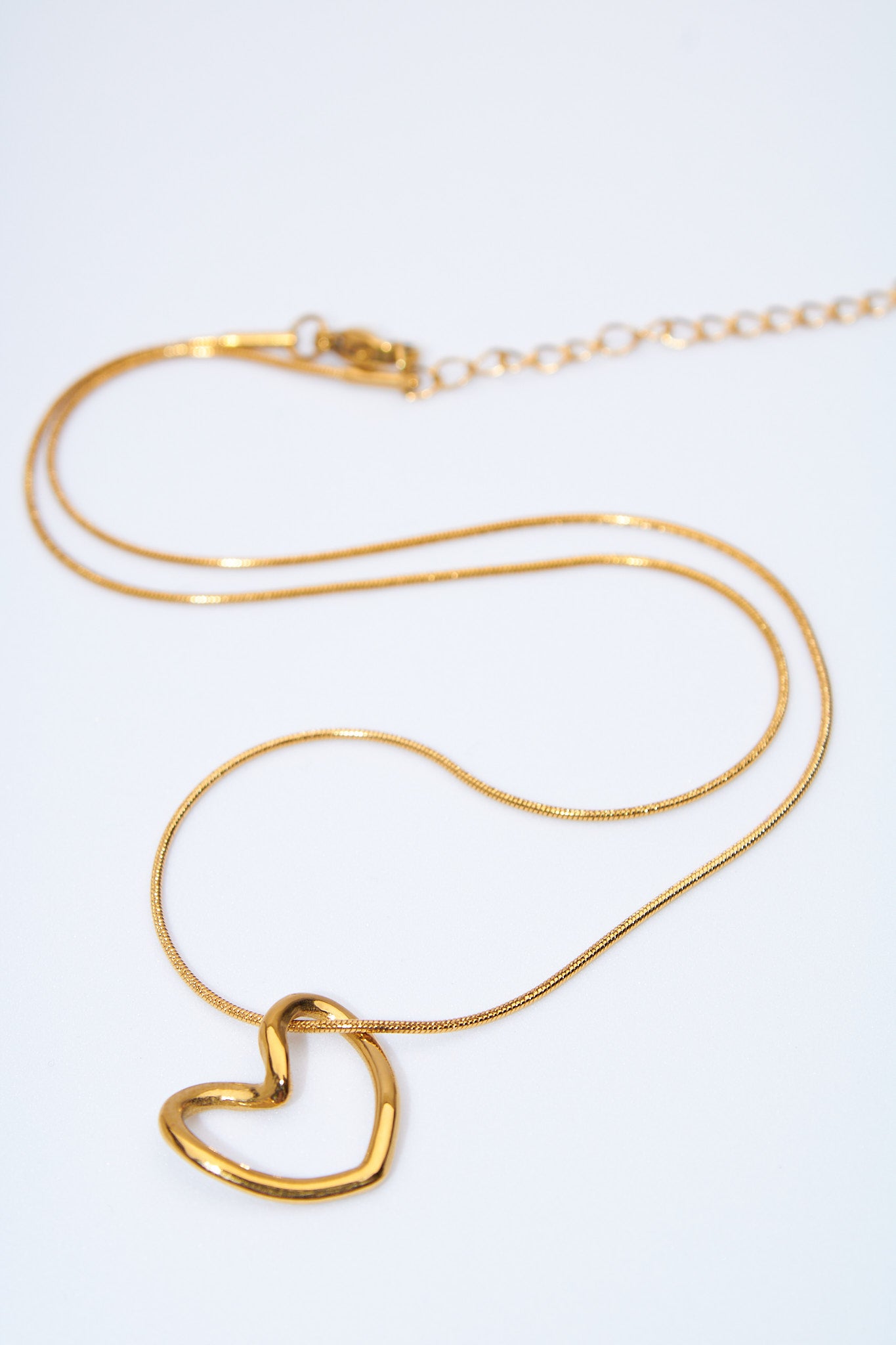 Collar corazón abierto dorado — cadena serpiente
