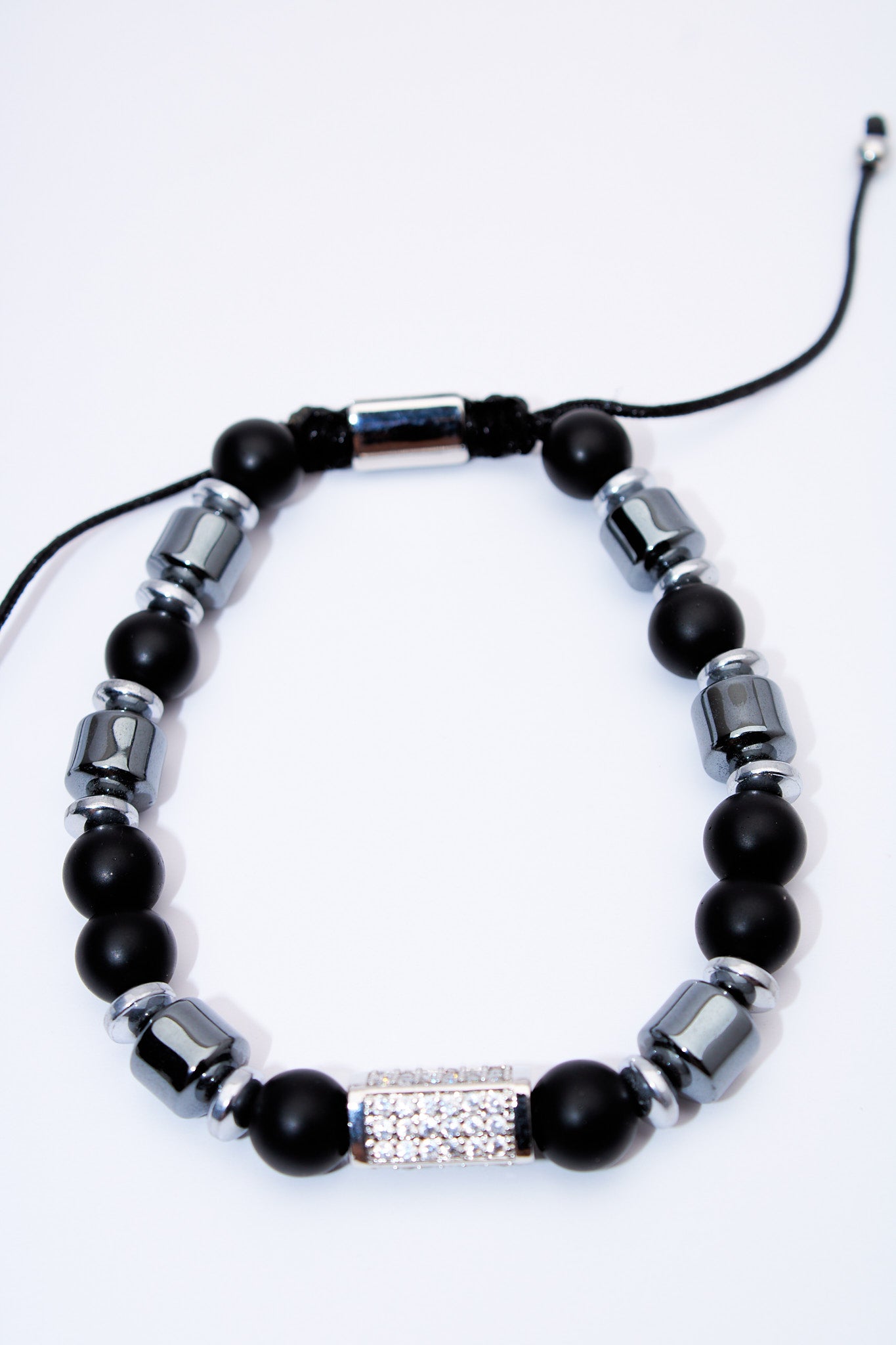 Pulsera ajustable de cuentas negras con detalle pavé plateado