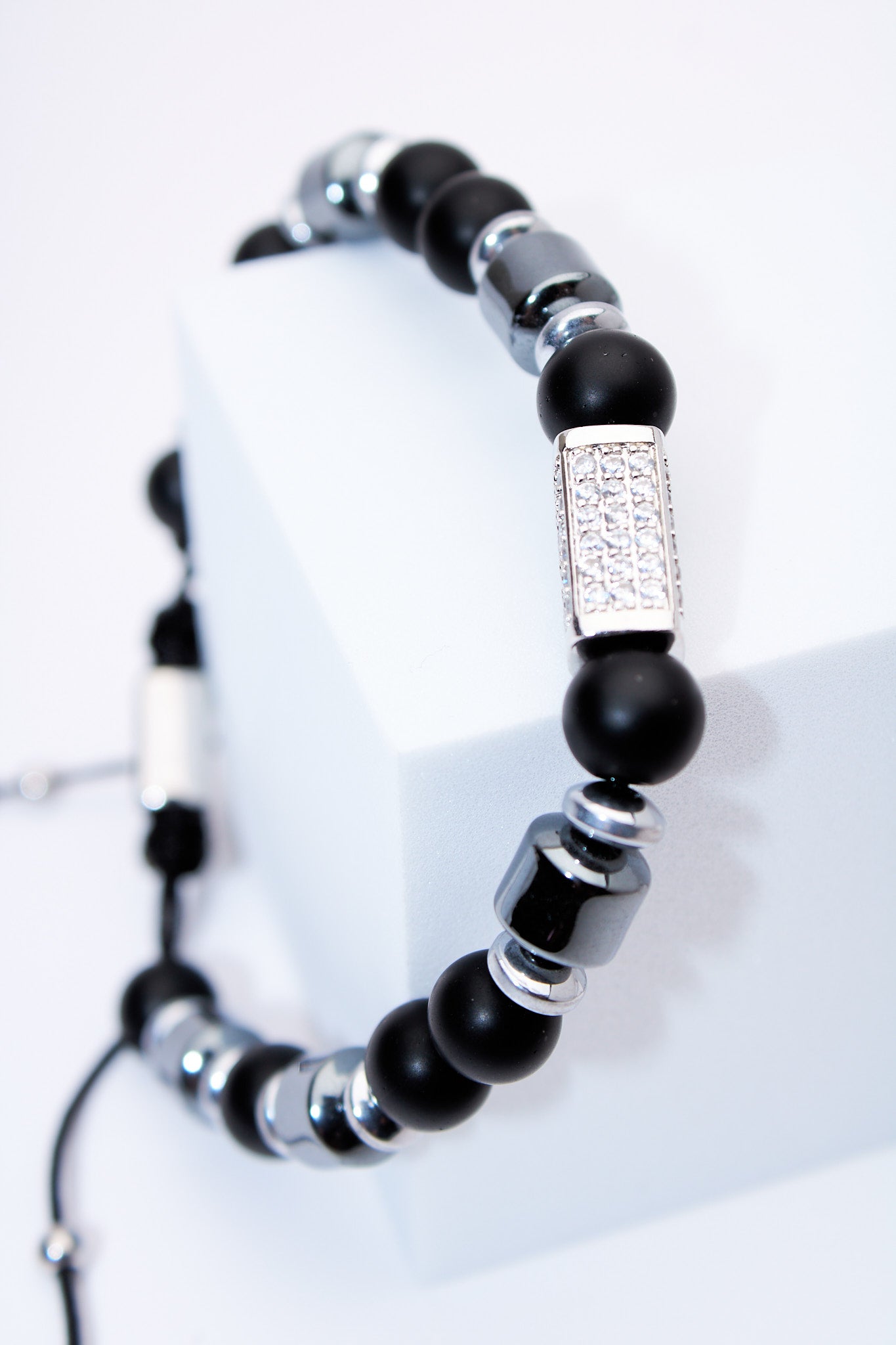 Pulsera ajustable de cuentas negras con detalle pavé plateado