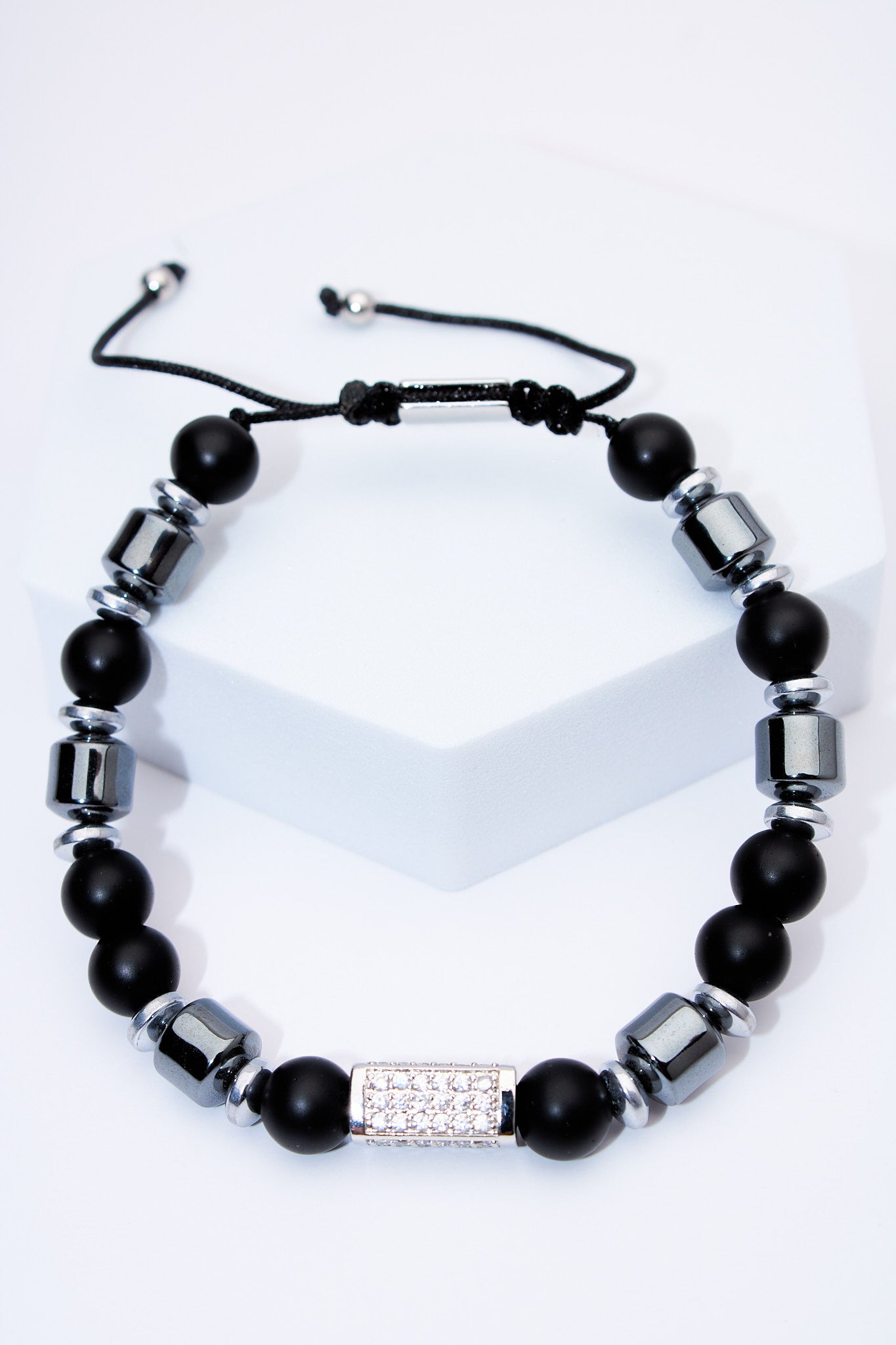 Pulsera ajustable de cuentas negras con detalle pavé plateado