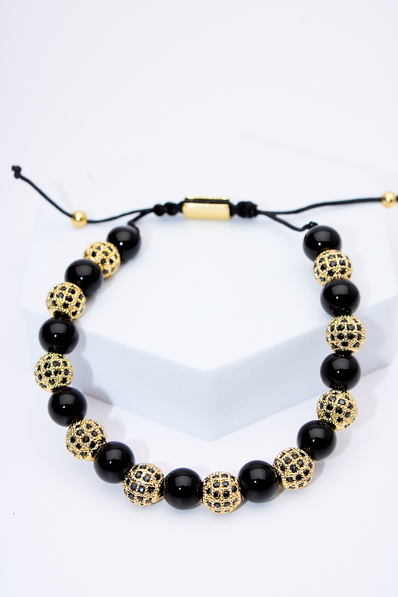 Pulsera ajustable de cuentas negras con bolitas pavé doradas