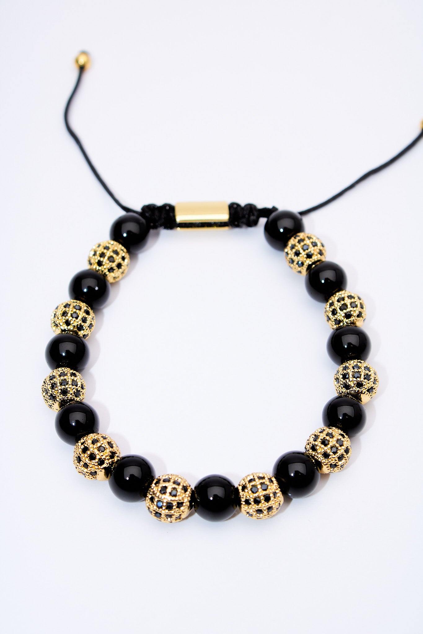Pulsera ajustable de cuentas negras con bolitas pavé doradas