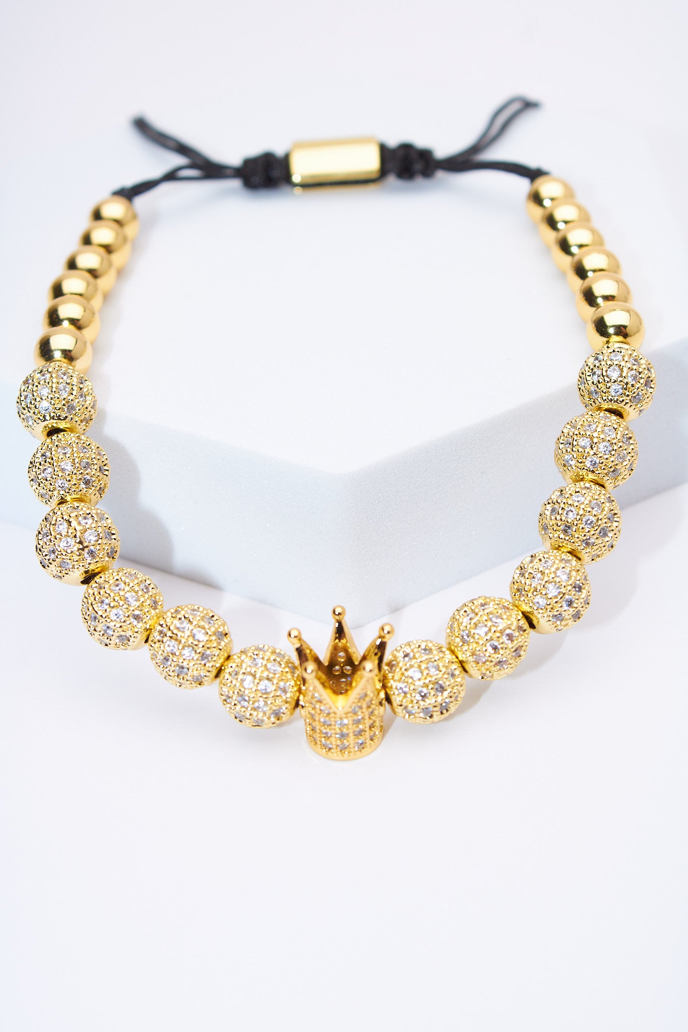 Pulsera ajustable de cuentas pavé doradas con corona