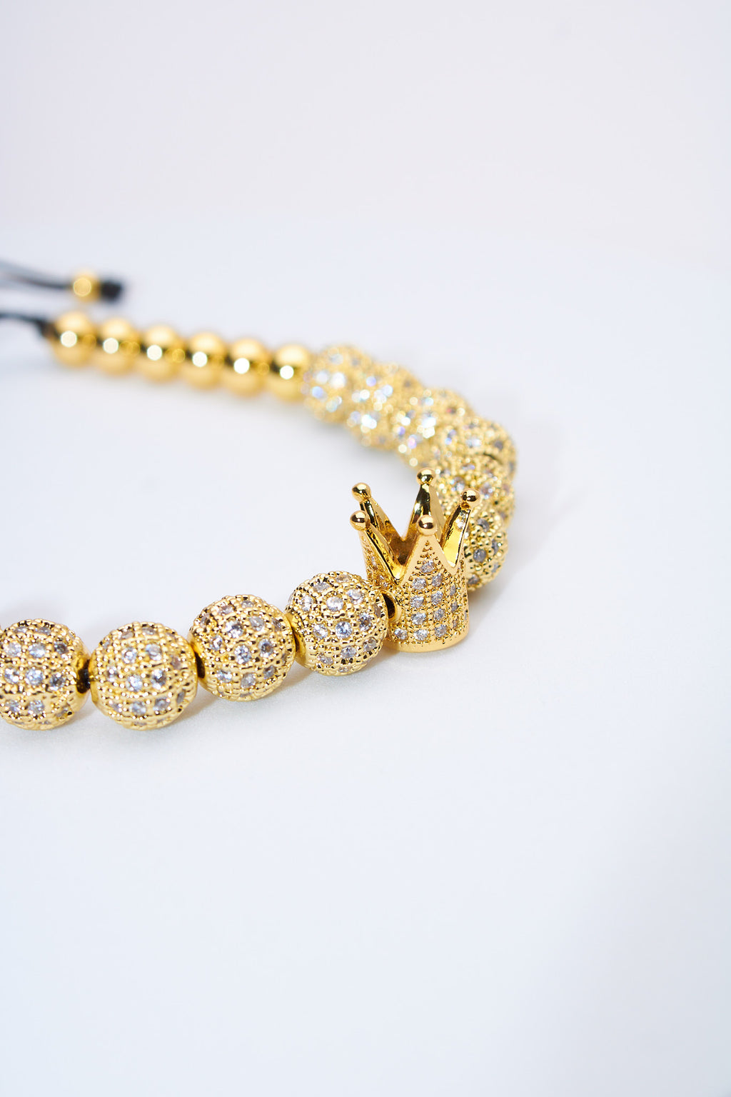 Pulsera ajustable de cuentas pavé doradas con corona