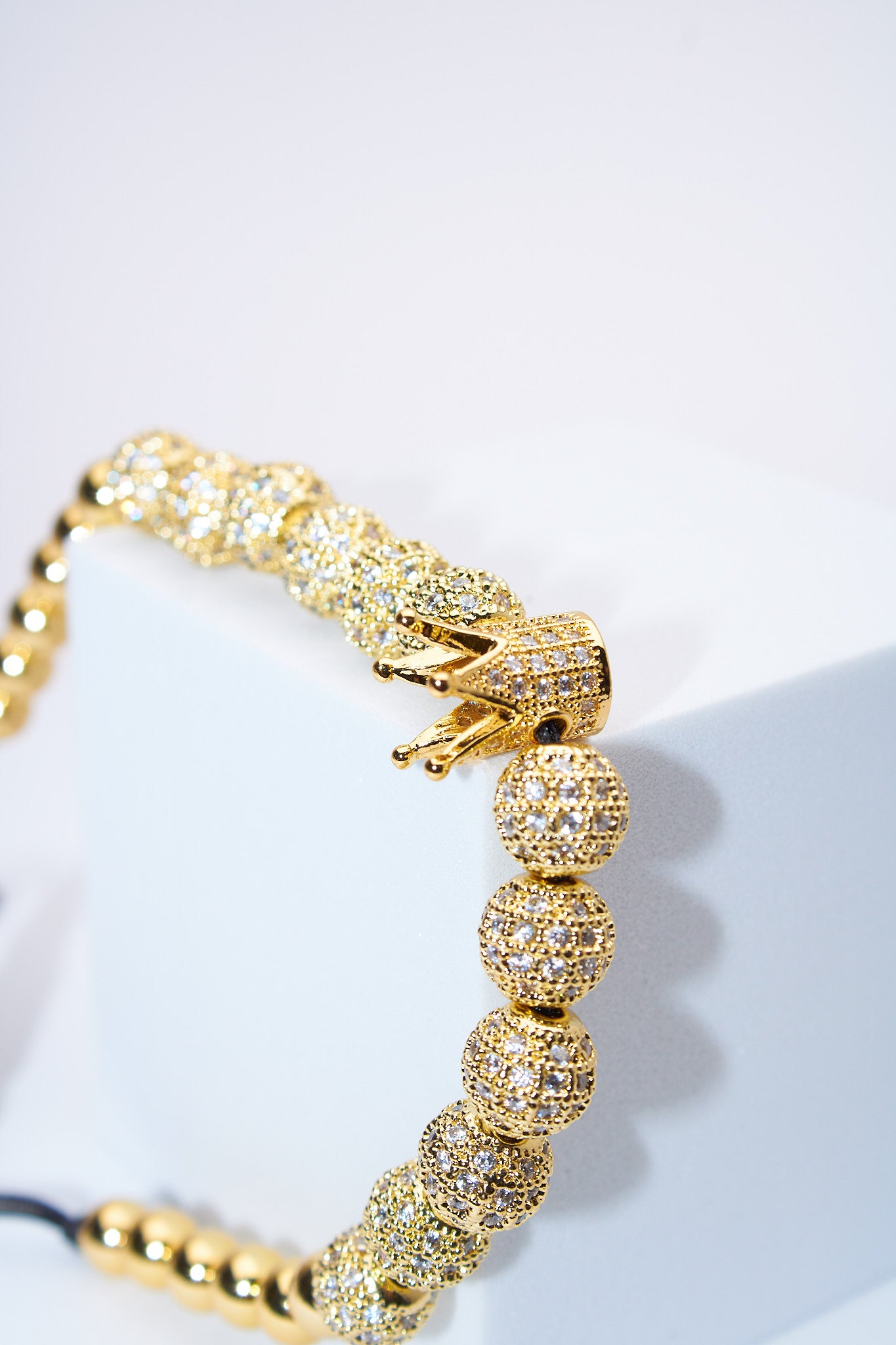 Pulsera ajustable de cuentas pavé doradas con corona