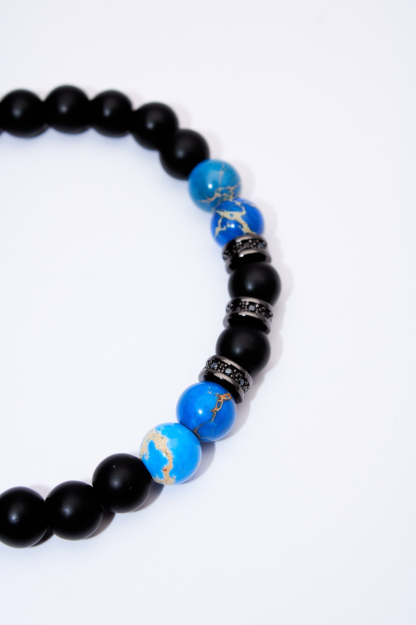 Pulsera de cuentas negras y turquesa con separadores pavé