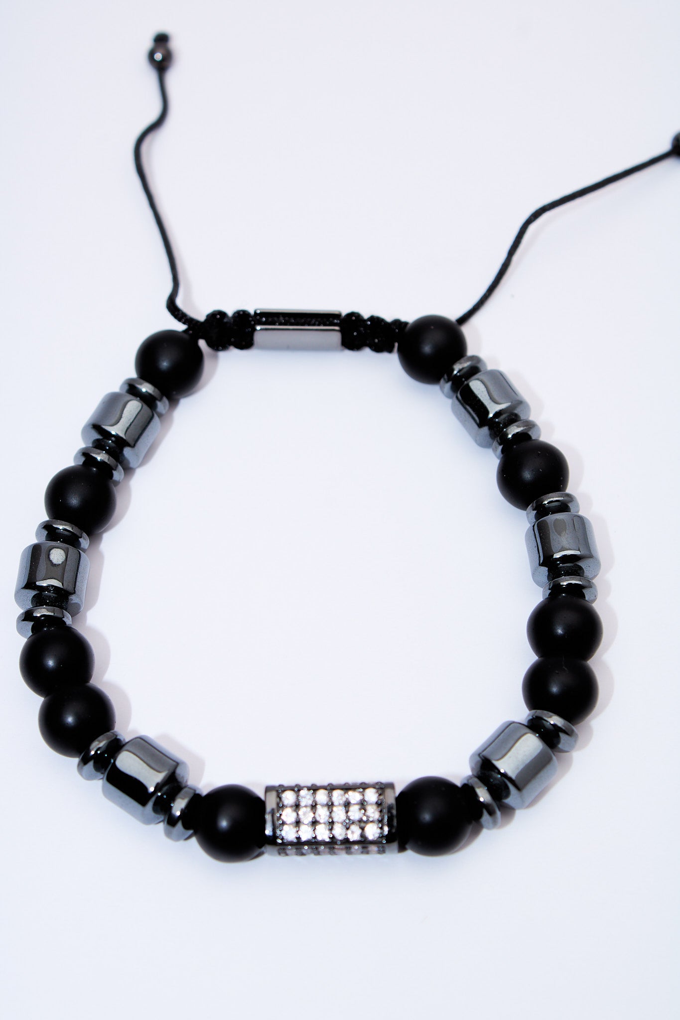 Pulsera de cuentas negras con separador pavé gunmetal