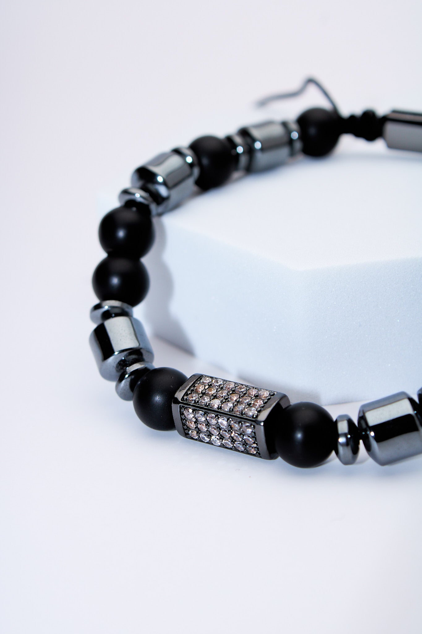 Pulsera de cuentas negras con separador pavé gunmetal