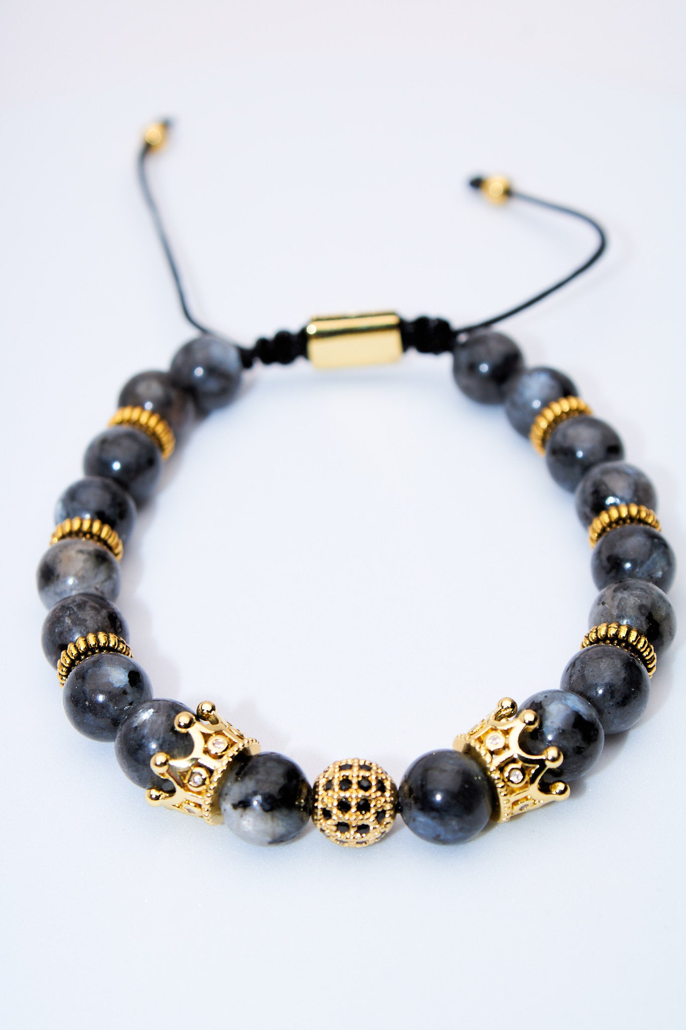 Pulsera ajustable con cuentas gris jaspeada y detalles corona dorados