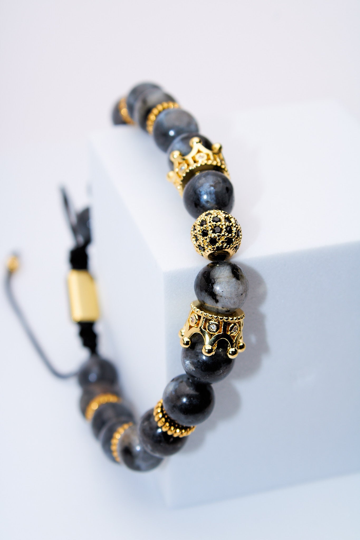 Pulsera ajustable con cuentas gris jaspeada y detalles corona dorados