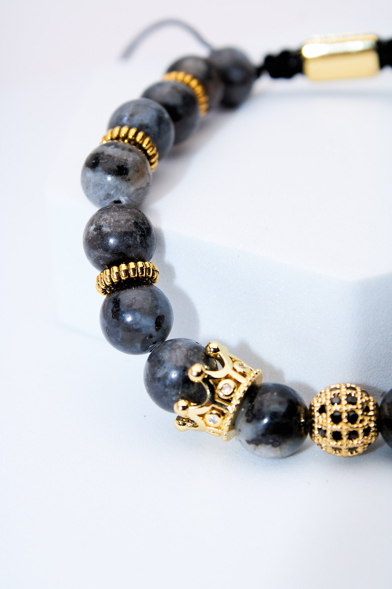 Pulsera ajustable con cuentas gris jaspeada y detalles corona dorados