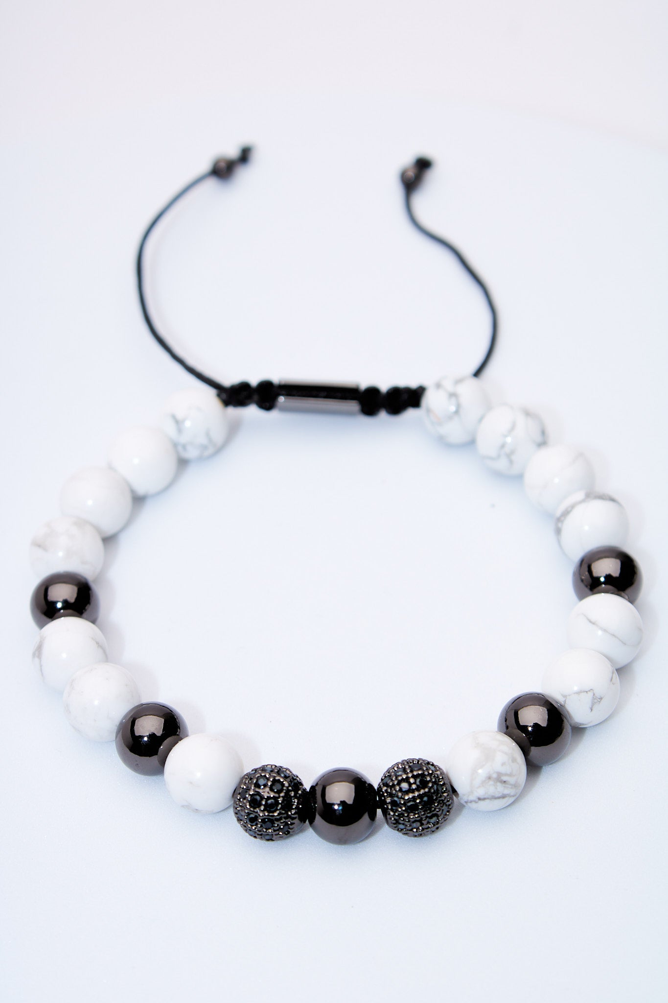 Pulsera ajustable howlita blanca y ónix con cuentas pavé negras